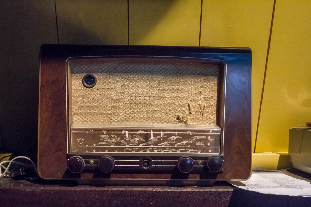 CHANGER LE TISSU ACOUSTIQUE D'UN POSTE RADIO VINTAGE : COMMENT FAIRE ? -  LES DOYENS Radios vintage remises au son du jour en Bluetooth